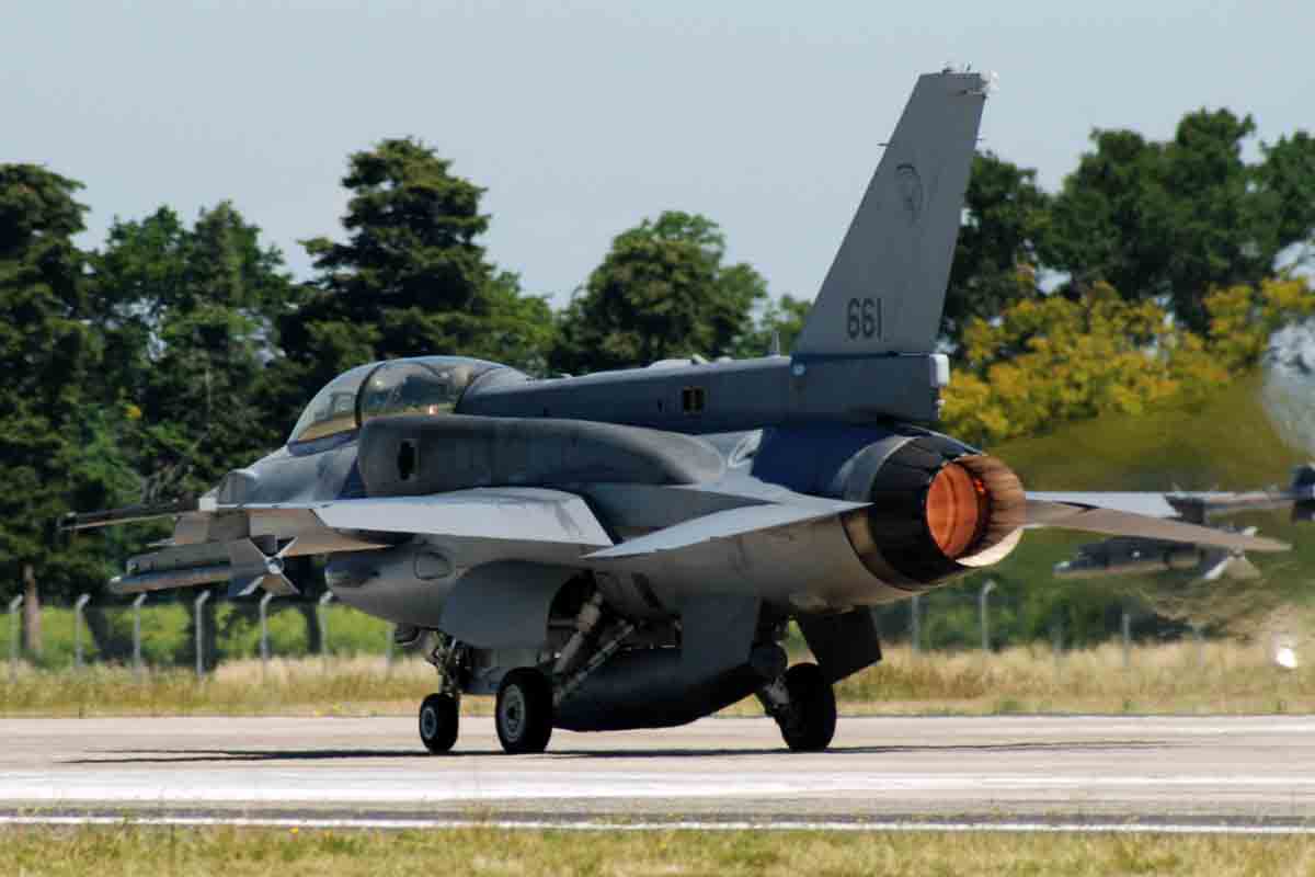 un F-16D+ della RSingAF ha appena inserito la post-combustione per la fase di decollo 9v.af_F-16D 661